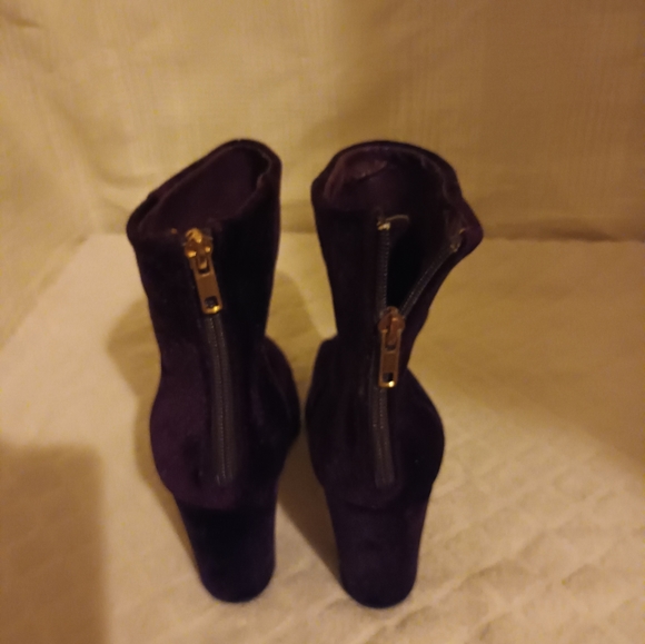 Ladies "Nakita" burgundy purple  suede ankle boots with back zip by shoedazzle - Picture 2 of 4